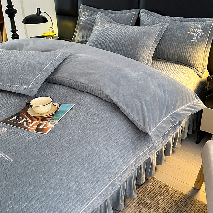 91家纺网 家纺一手货源 找家纺 代芙家纺 2025新款宝宝绒夹棉床盖款四件套 甜心-优雅灰