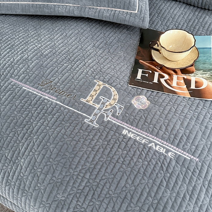 91家纺网 家纺一手货源 找家纺 代芙家纺 2025新款宝宝绒夹棉床盖款四件套 甜心-优雅灰