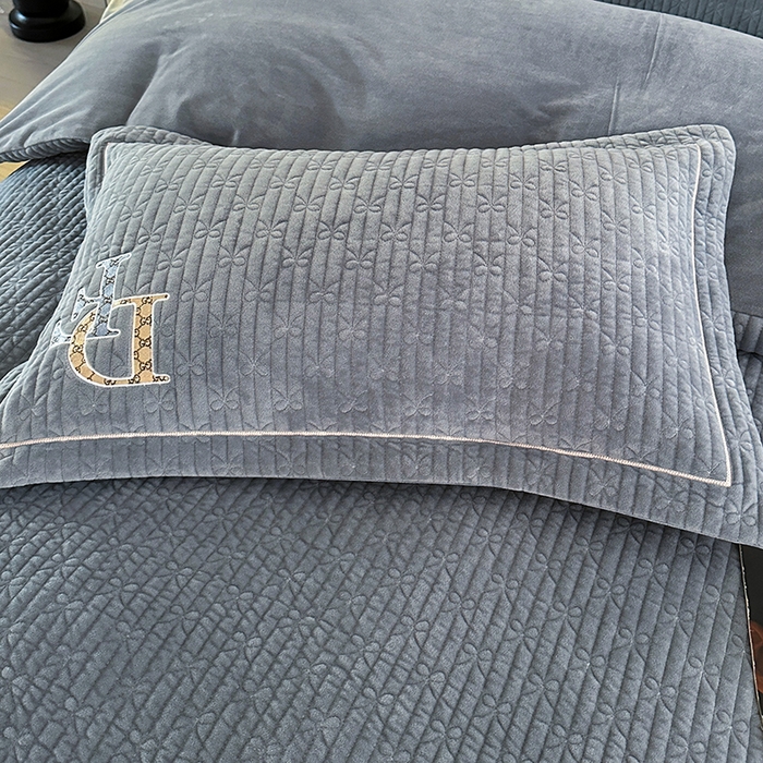 91家纺网 家纺一手货源 找家纺 代芙家纺 2025新款宝宝绒夹棉床盖款四件套 甜心-优雅灰