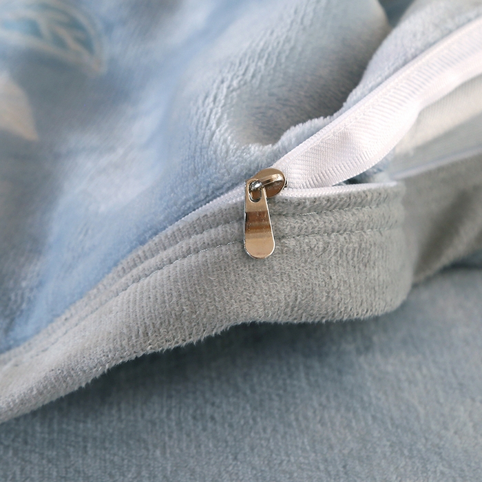 91家纺网 家纺一手货源 找家纺 居尚家纺 2025新款高克重8.5斤牛奶绒烂花绒雕花绒四件套 雕花-玫瑰-浅蓝