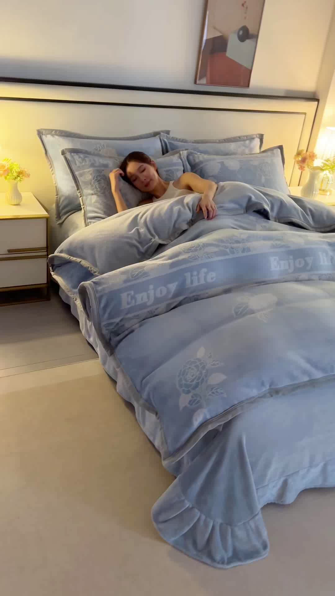 91家纺网 家纺一手货源 找家纺 居尚家纺 2025新款高克重8.5斤牛奶绒烂花绒雕花绒四件套 雕花-玫瑰-浅蓝