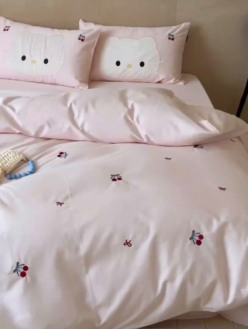 91家纺网 家纺一手货源 找家纺 （总）鹿班家居 2025新款秋冬款100S全棉磨毛精密刺绣系列四件套-樱桃小咪(标准会员-20元)