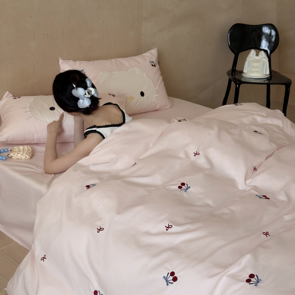 91家纺网 家纺一手货源 找家纺 （总）鹿班家居 2025新款秋冬款100S全棉磨毛精密刺绣系列四件套-樱桃小咪(标准会员-20元)