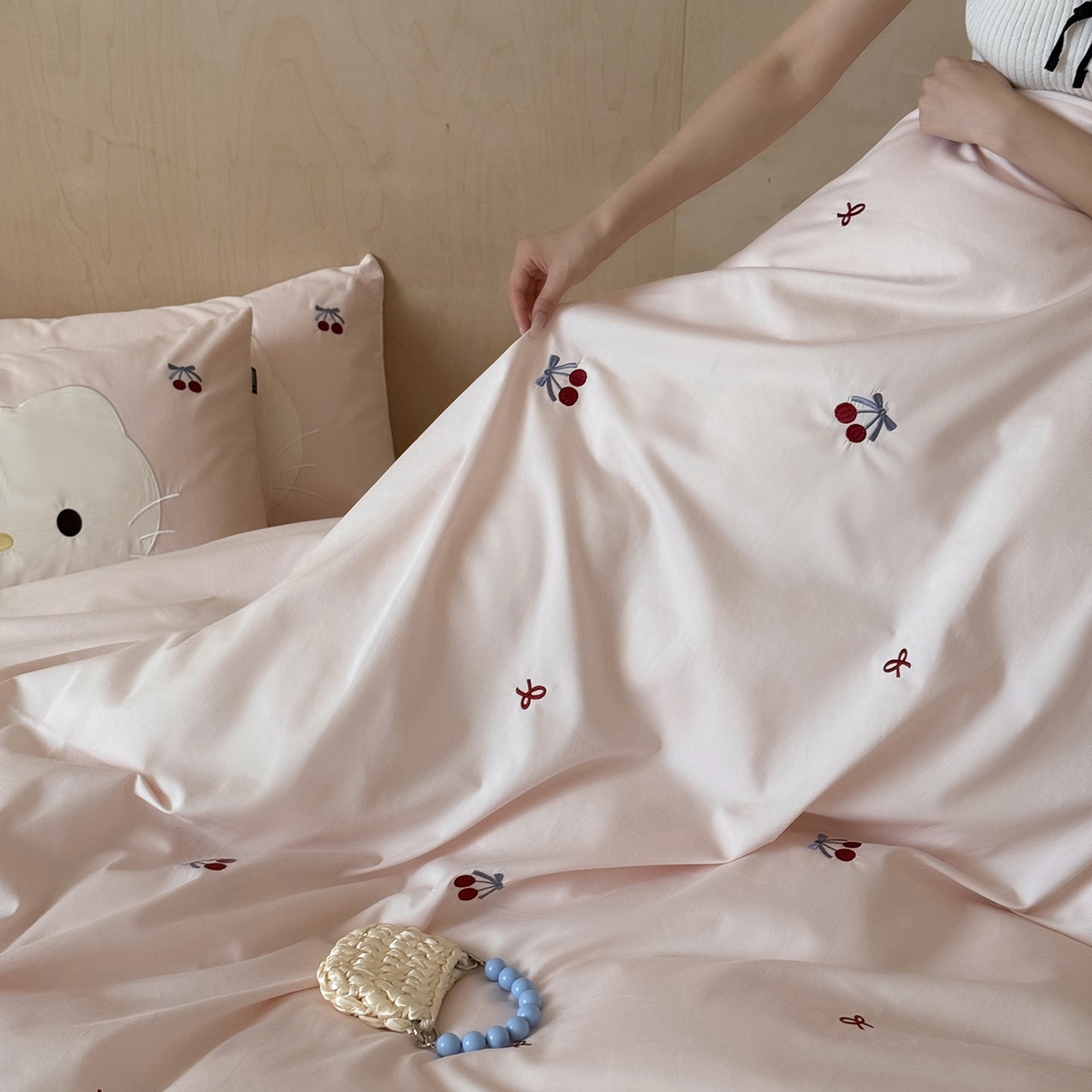 91家纺网 家纺一手货源 找家纺 （总）鹿班家居 2025新款秋冬款100S全棉磨毛精密刺绣系列四件套-樱桃小咪(标准会员-20元)