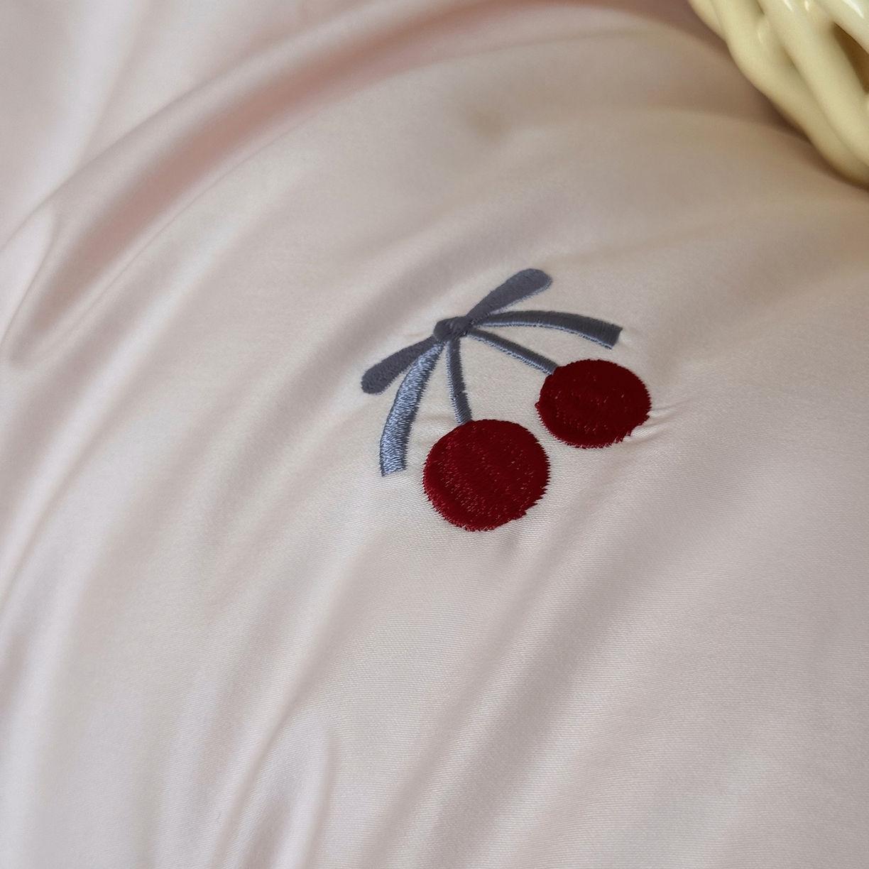 91家纺网 家纺一手货源 找家纺 （总）鹿班家居 2025新款秋冬款100S全棉磨毛精密刺绣系列四件套-樱桃小咪(标准会员-20元)