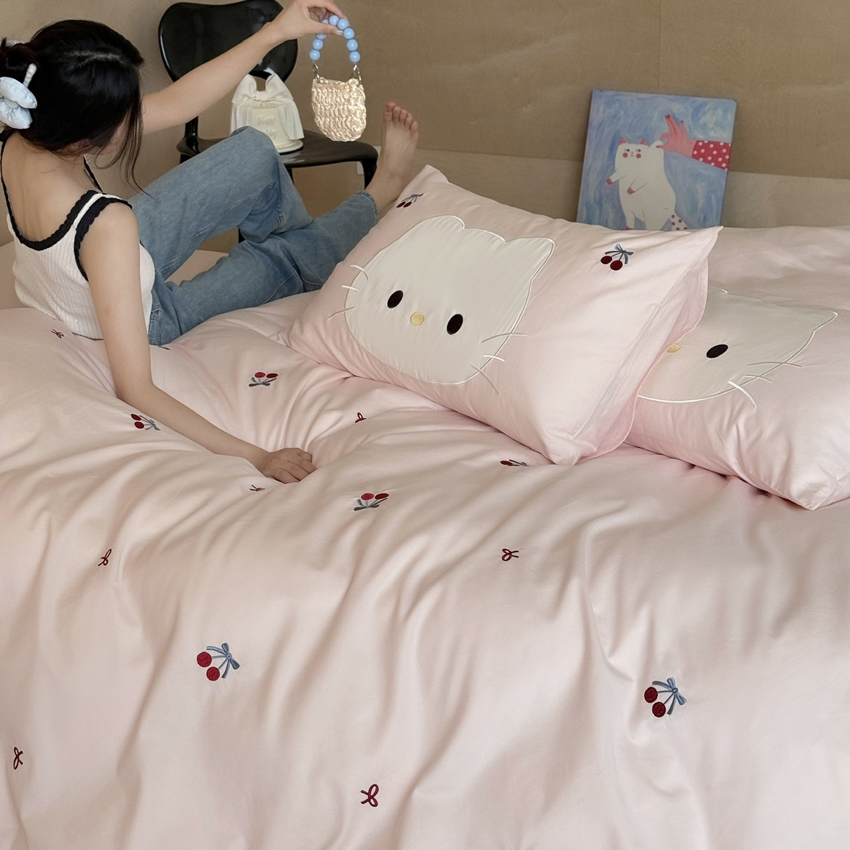 91家纺网 家纺一手货源 找家纺 （总）鹿班家居 2025新款秋冬款100S全棉磨毛精密刺绣系列四件套-樱桃小咪(标准会员-20元)