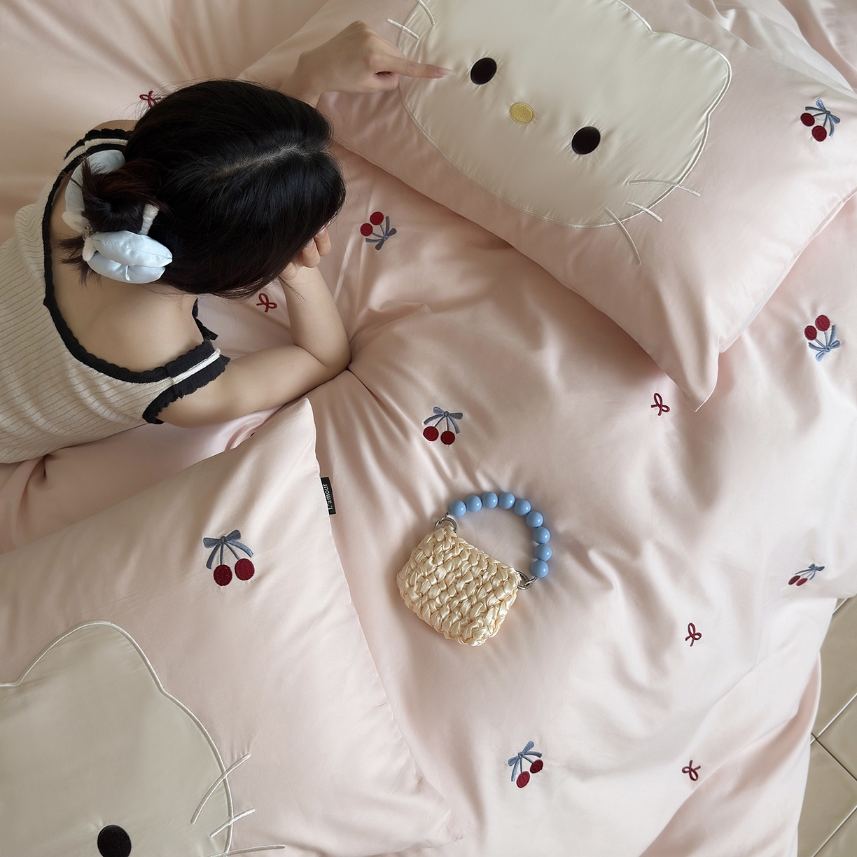 91家纺网 家纺一手货源 找家纺 （总）鹿班家居 2025新款秋冬款100S全棉磨毛精密刺绣系列四件套-樱桃小咪(标准会员-20元)