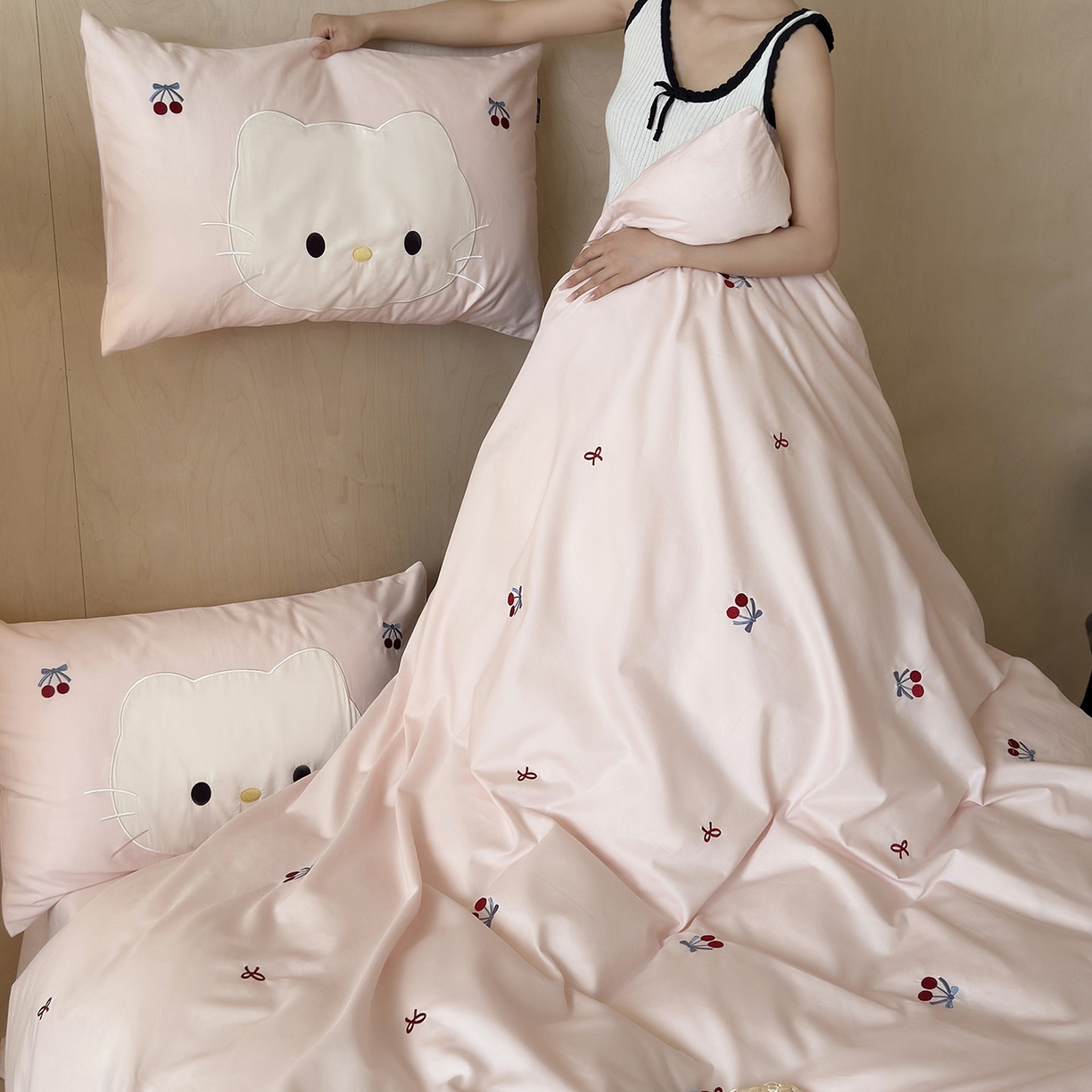 91家纺网 家纺一手货源 找家纺 （总）鹿班家居 2025新款秋冬款100S全棉磨毛精密刺绣系列四件套-樱桃小咪(标准会员-20元)