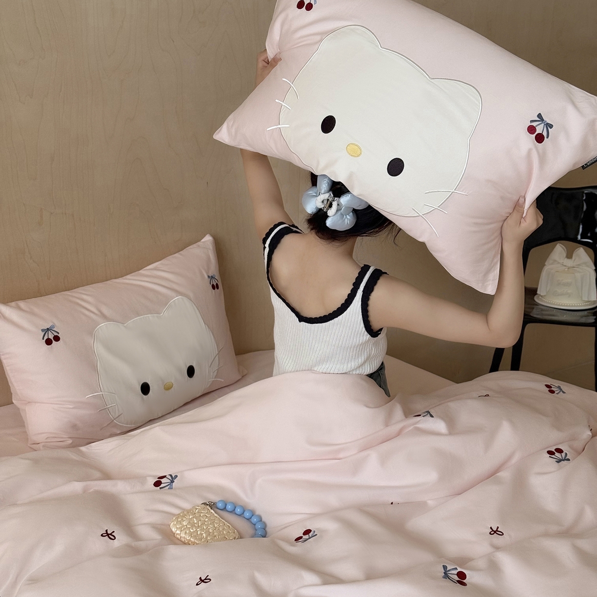 91家纺网 家纺一手货源 找家纺 （总）鹿班家居 2025新款秋冬款100S全棉磨毛精密刺绣系列四件套-樱桃小咪(标准会员-20元)