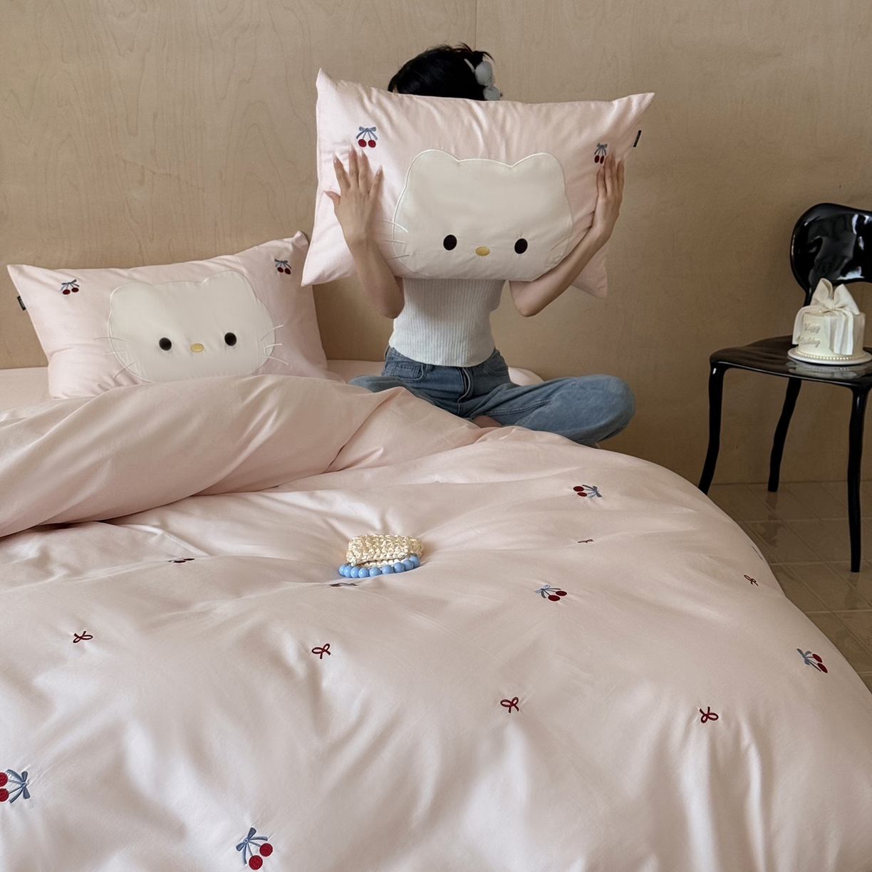 91家纺网 家纺一手货源 找家纺 （总）鹿班家居 2025新款秋冬款100S全棉磨毛精密刺绣系列四件套-樱桃小咪(标准会员-20元)