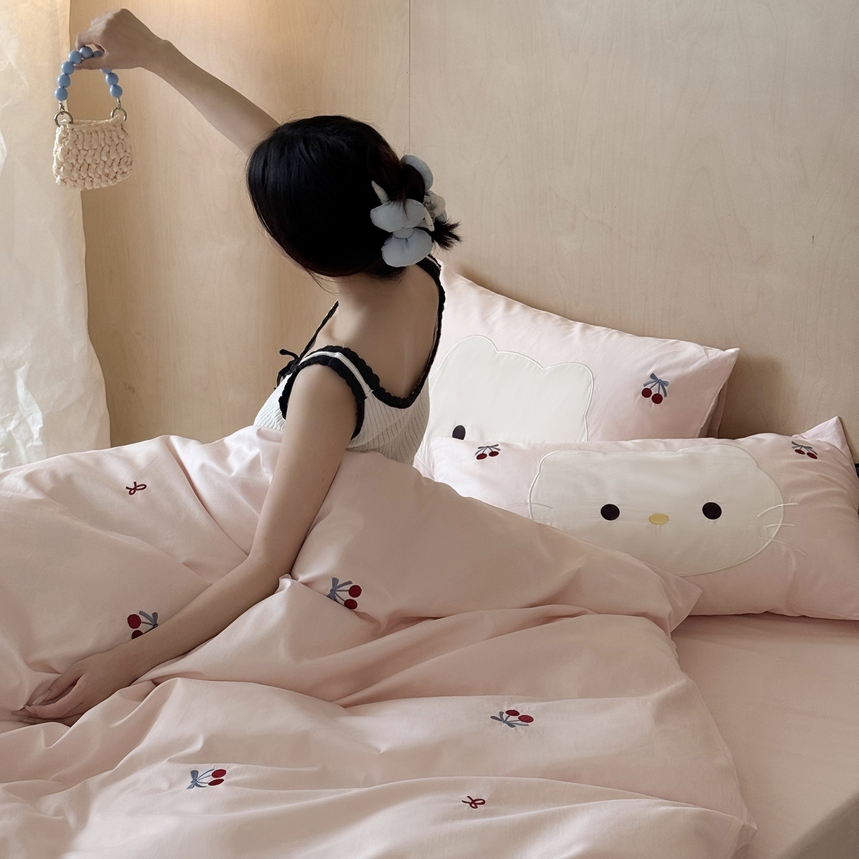 91家纺网 家纺一手货源 找家纺 （总）鹿班家居 2025新款秋冬款100S全棉磨毛精密刺绣系列四件套-樱桃小咪(标准会员-20元)