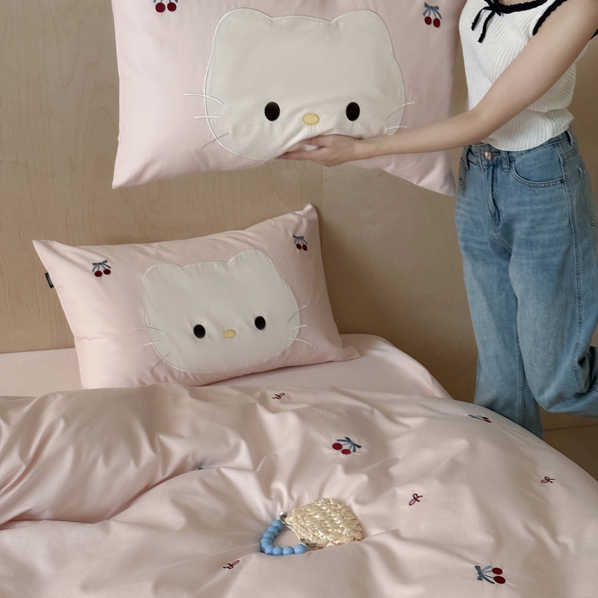 91家纺网 家纺一手货源 找家纺 （总）鹿班家居 2025新款秋冬款100S全棉磨毛精密刺绣系列四件套-樱桃小咪(标准会员-20元)