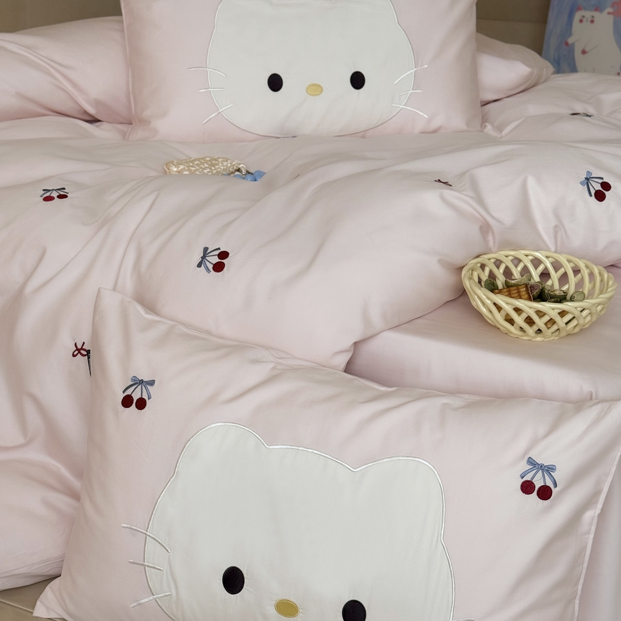 91家纺网 家纺一手货源 找家纺 （总）鹿班家居 2025新款秋冬款100S全棉磨毛精密刺绣系列四件套-樱桃小咪(标准会员-20元)