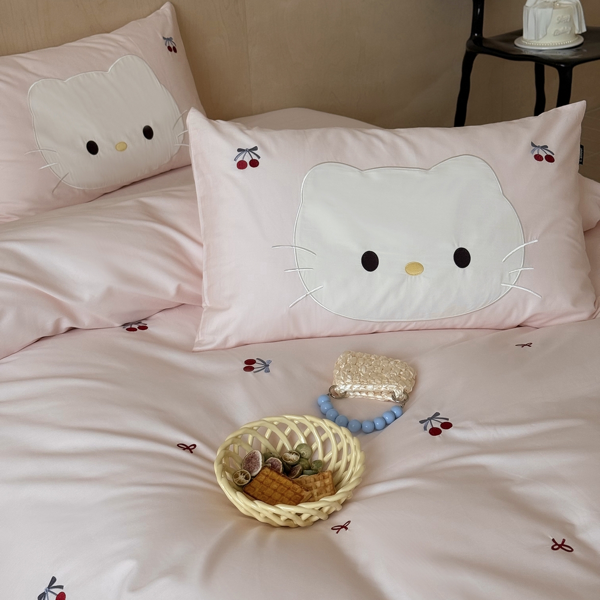 91家纺网 家纺一手货源 找家纺 （总）鹿班家居 2025新款秋冬款100S全棉磨毛精密刺绣系列四件套-樱桃小咪(标准会员-20元)