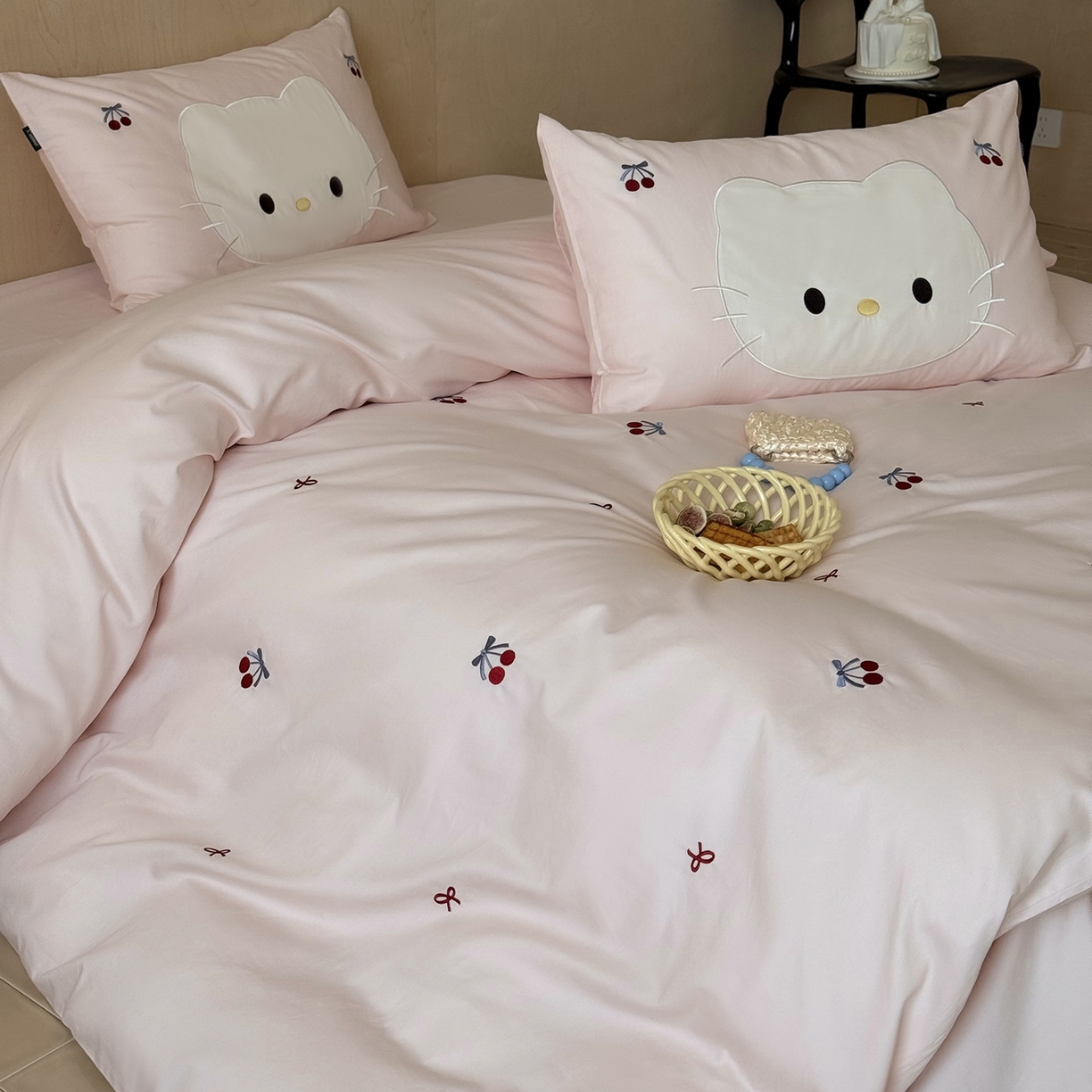 91家纺网 家纺一手货源 找家纺 （总）鹿班家居 2025新款秋冬款100S全棉磨毛精密刺绣系列四件套-樱桃小咪(标准会员-20元)