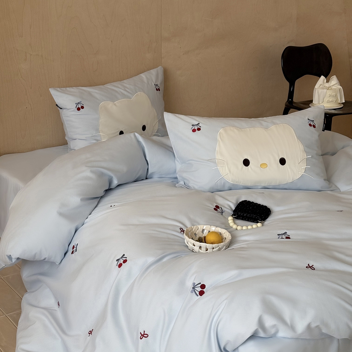 91家纺网 家纺一手货源 找家纺 （总）鹿班家居 2025新款秋冬款100S全棉磨毛精密刺绣系列四件套-樱桃小咪(标准会员-20元)