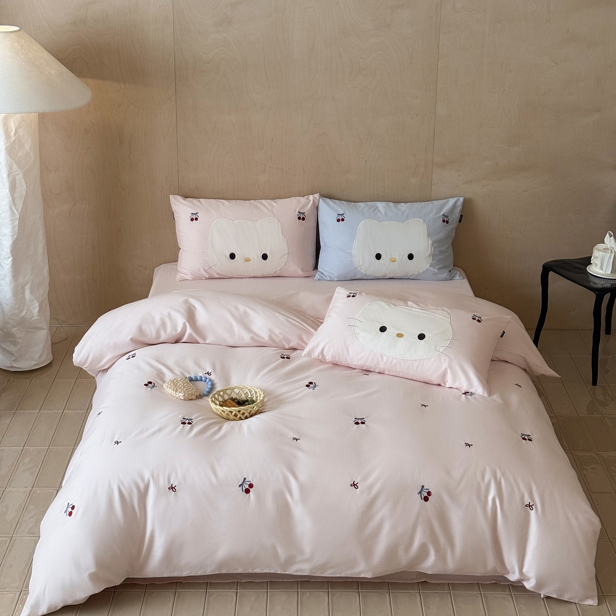 91家纺网 家纺一手货源 找家纺 鹿班家居 2025新款秋冬款100S全棉磨毛精密刺绣系列四件套-樱桃小咪(标准会员-20元) 樱桃小咪-粉色