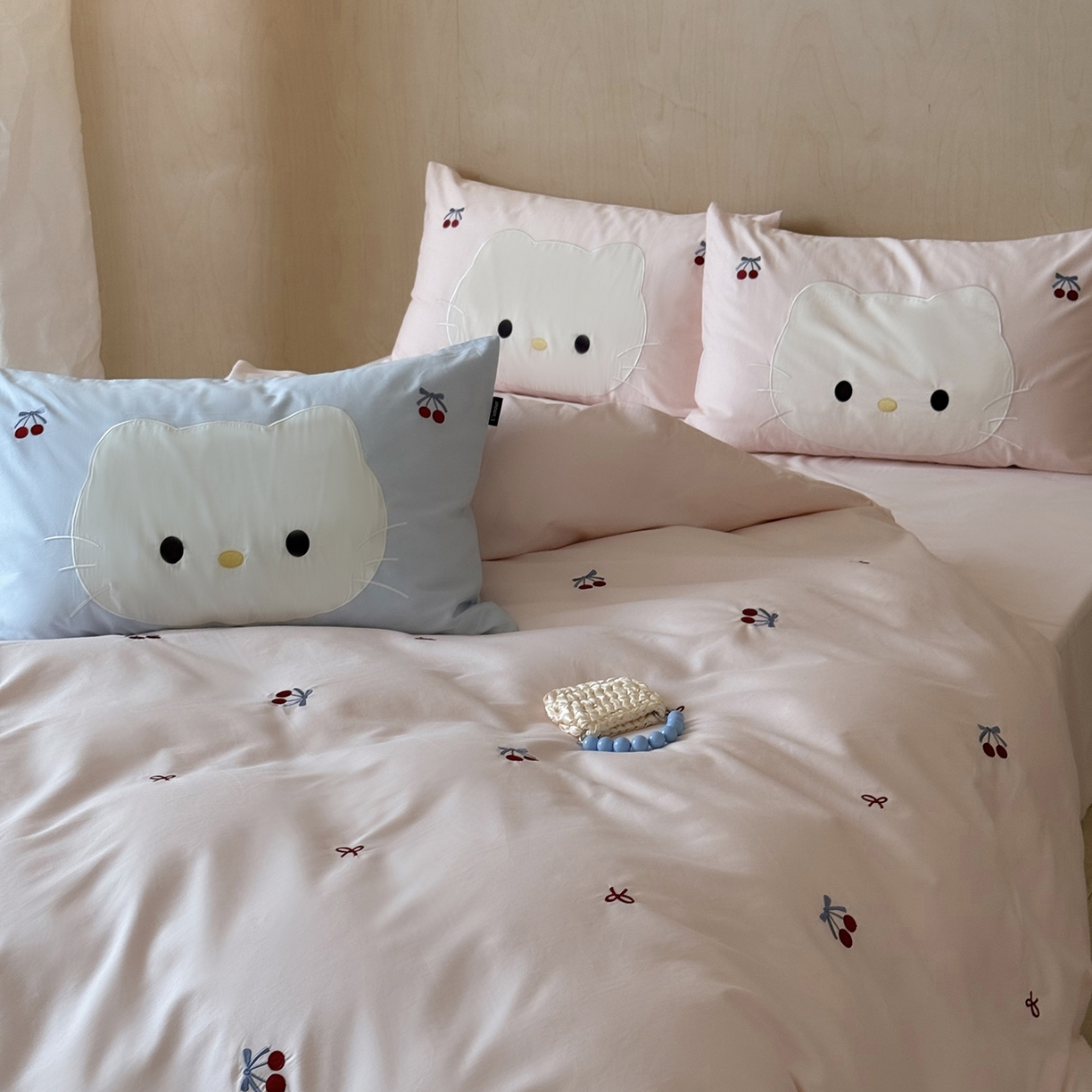 91家纺网 家纺一手货源 找家纺 鹿班家居 2025新款秋冬款100S全棉磨毛精密刺绣系列四件套-樱桃小咪(标准会员-20元) 樱桃小咪-粉色