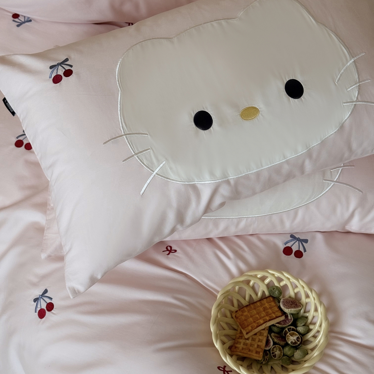 91家纺网 家纺一手货源 找家纺 鹿班家居 2025新款秋冬款100S全棉磨毛精密刺绣系列四件套-樱桃小咪(标准会员-20元) 樱桃小咪-粉色