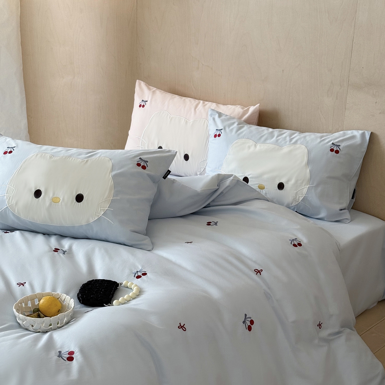 91家纺网 家纺一手货源 找家纺 鹿班家居 2025新款秋冬款100S全棉磨毛精密刺绣系列四件套-樱桃小咪(标准会员-20元) 樱桃小咪-蓝色