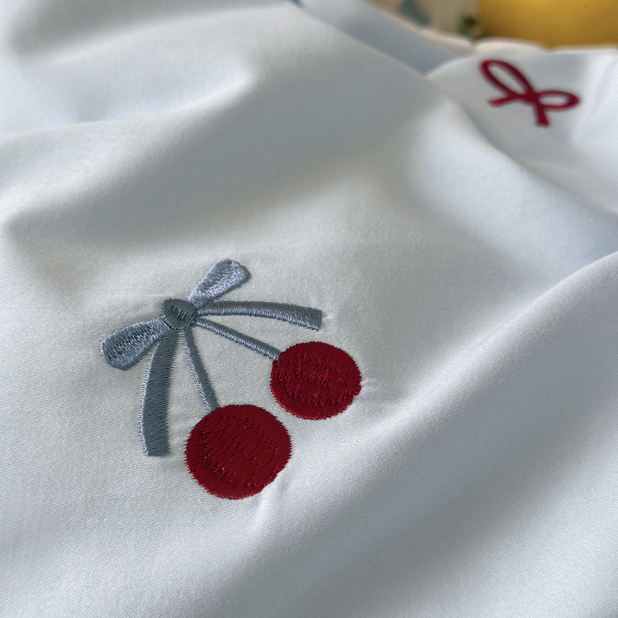 91家纺网 家纺一手货源 找家纺 鹿班家居 2025新款秋冬款100S全棉磨毛精密刺绣系列四件套-樱桃小咪(标准会员-20元) 樱桃小咪-蓝色