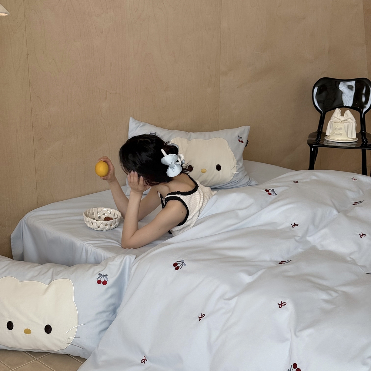 91家纺网 家纺一手货源 找家纺 鹿班家居 2025新款秋冬款100S全棉磨毛精密刺绣系列四件套-樱桃小咪(标准会员-20元) 樱桃小咪-蓝色