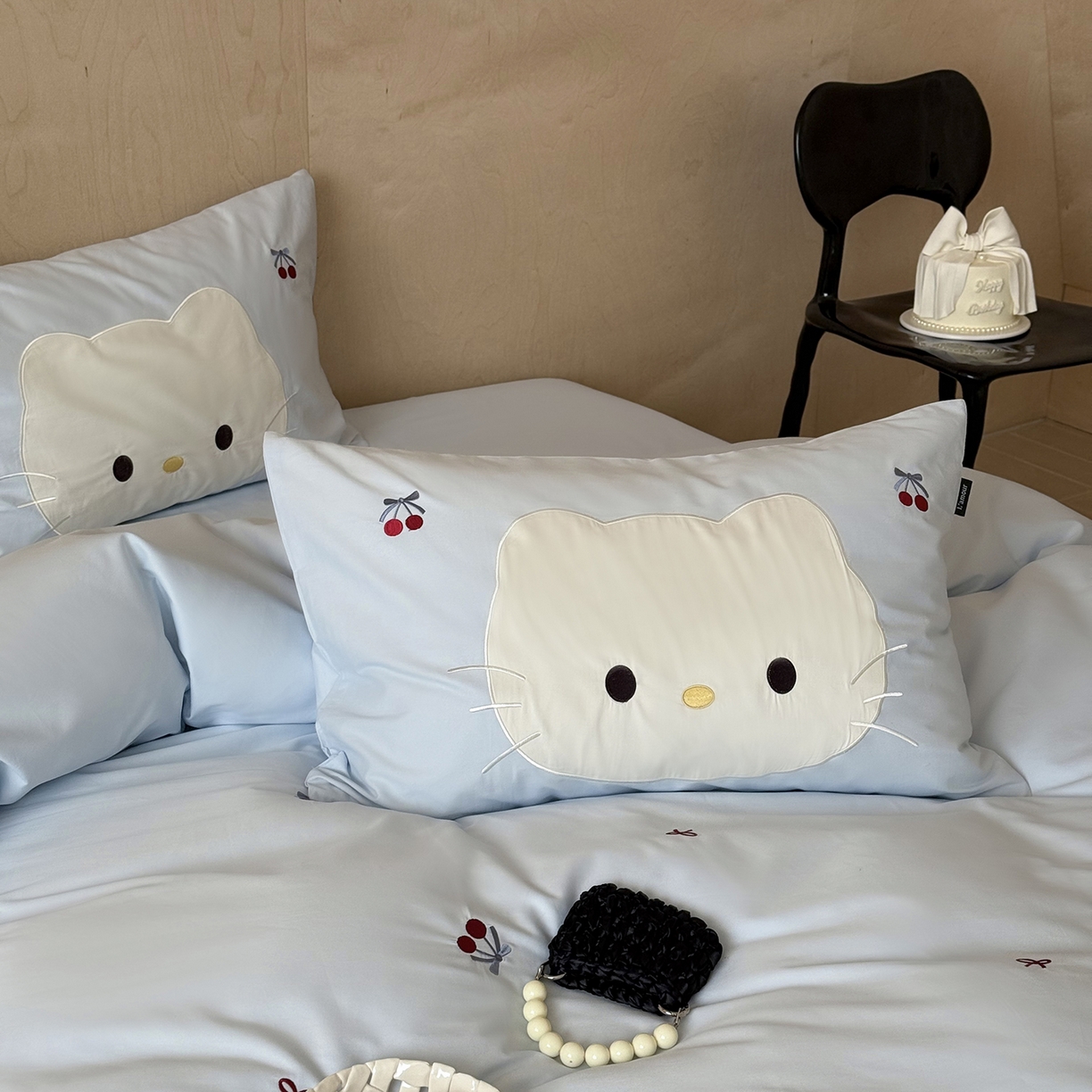 91家纺网 家纺一手货源 找家纺 鹿班家居 2025新款秋冬款100S全棉磨毛精密刺绣系列四件套-樱桃小咪(标准会员-20元) 樱桃小咪-蓝色