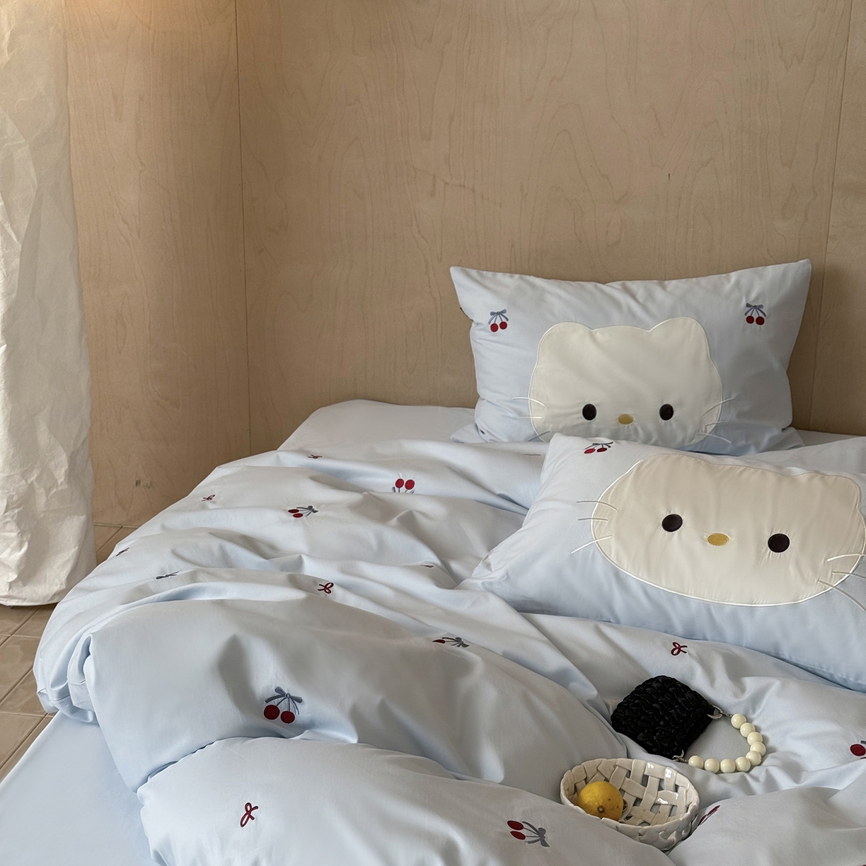 91家纺网 家纺一手货源 找家纺 鹿班家居 2025新款秋冬款100S全棉磨毛精密刺绣系列四件套-樱桃小咪(标准会员-20元) 樱桃小咪-蓝色