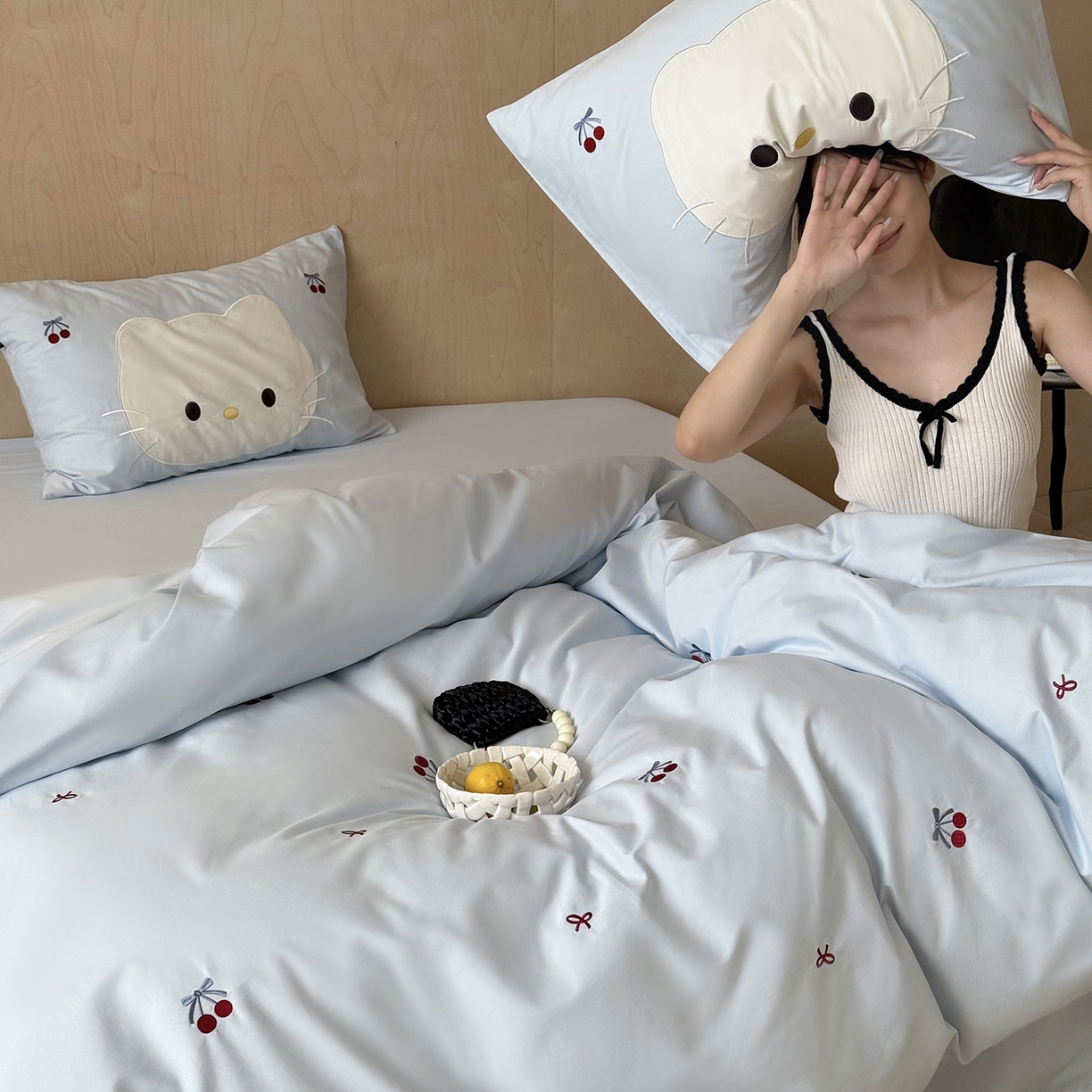 91家纺网 家纺一手货源 找家纺 鹿班家居 2025新款秋冬款100S全棉磨毛精密刺绣系列四件套-樱桃小咪(标准会员-20元) 樱桃小咪-蓝色