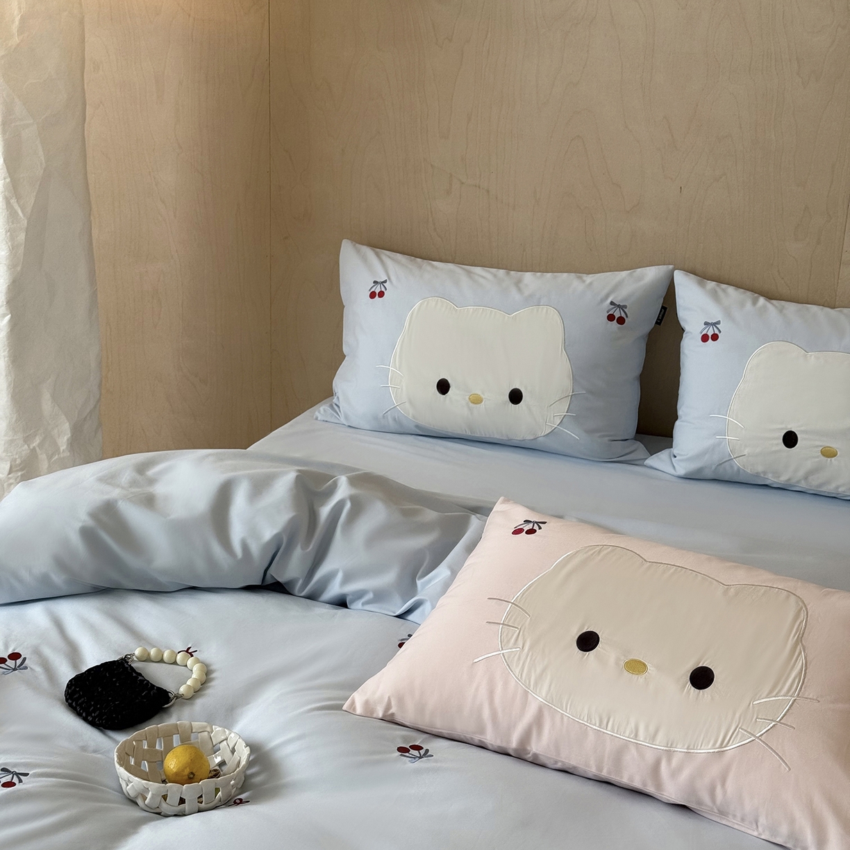 91家纺网 家纺一手货源 找家纺 鹿班家居 2025新款秋冬款100S全棉磨毛精密刺绣系列四件套-樱桃小咪(标准会员-20元) 樱桃小咪-蓝色