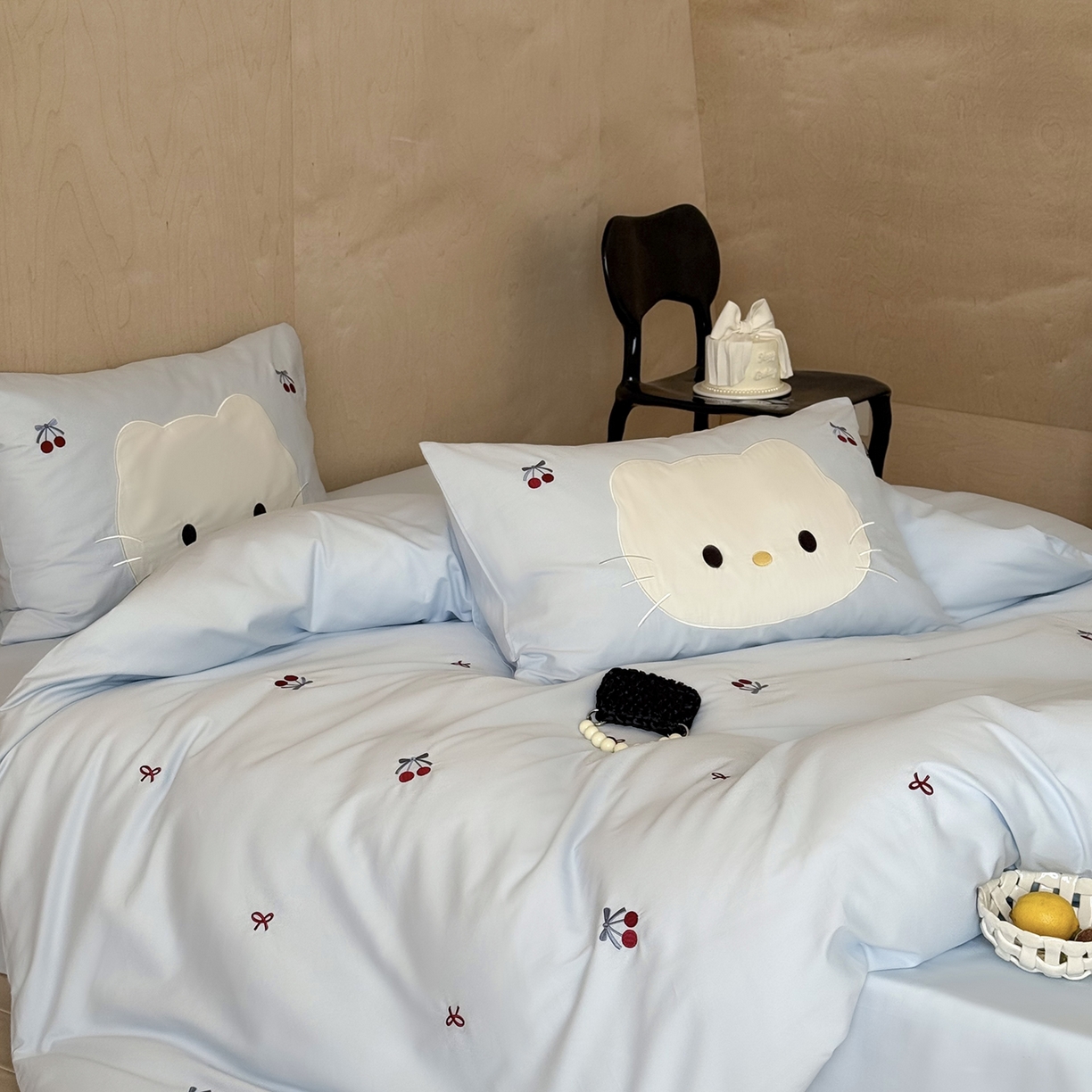 91家纺网 家纺一手货源 找家纺 鹿班家居 2025新款秋冬款100S全棉磨毛精密刺绣系列四件套-樱桃小咪(标准会员-20元) 樱桃小咪-蓝色