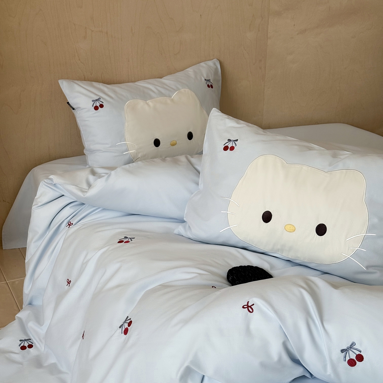 91家纺网 家纺一手货源 找家纺 鹿班家居 2025新款秋冬款100S全棉磨毛精密刺绣系列四件套-樱桃小咪(标准会员-20元) 樱桃小咪-蓝色