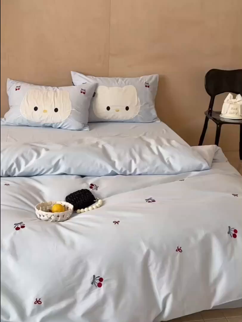 91家纺网 家纺一手货源 找家纺 鹿班家居 2025新款秋冬款100S全棉磨毛精密刺绣系列四件套-樱桃小咪(标准会员-20元) 樱桃小咪-蓝色