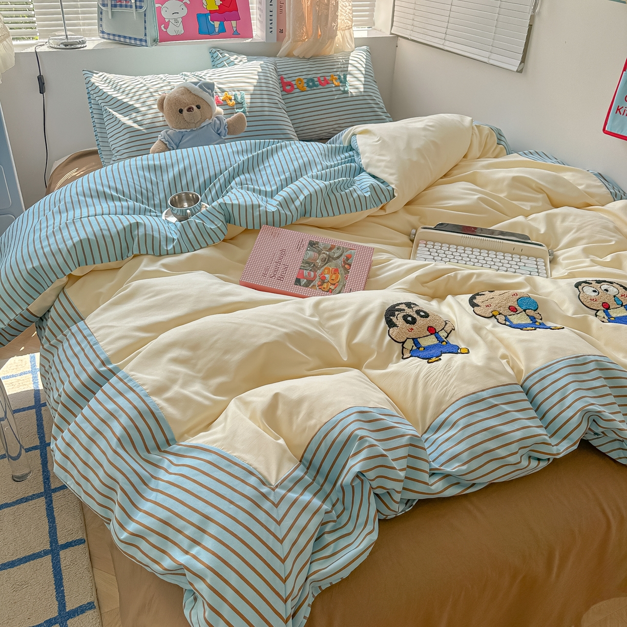 91家纺网 家纺一手货源 找家纺 子钦家纺 2025新款云朵棉水洗棉毛巾绣拼接拼角床单床笠四件套-调皮大王 调皮大王-蓝色细条小新