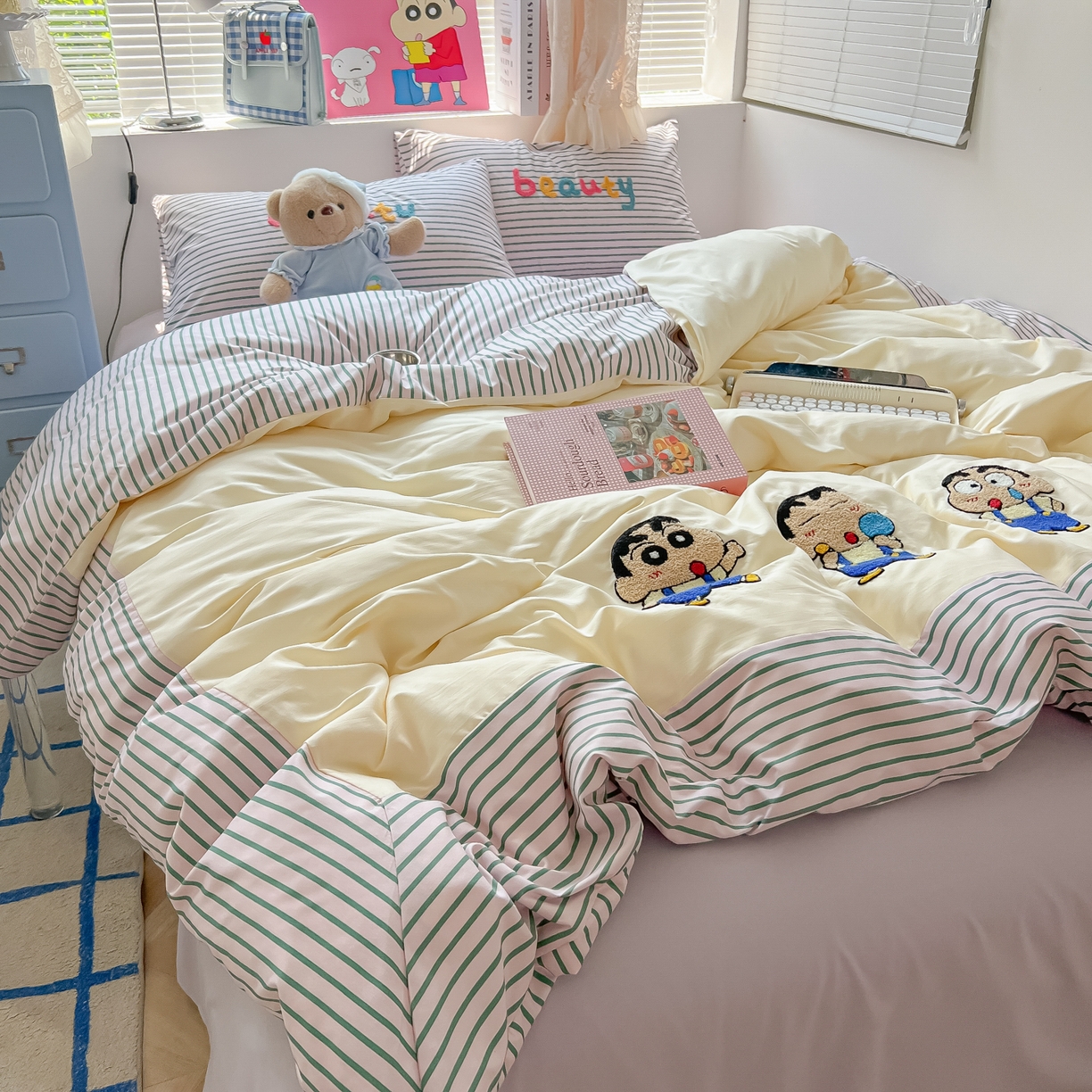 91家纺网 家纺一手货源 找家纺 子钦家纺 2025新款云朵棉水洗棉毛巾绣拼接拼角床单床笠四件套-调皮大王 调皮大王-紫色条纹小新