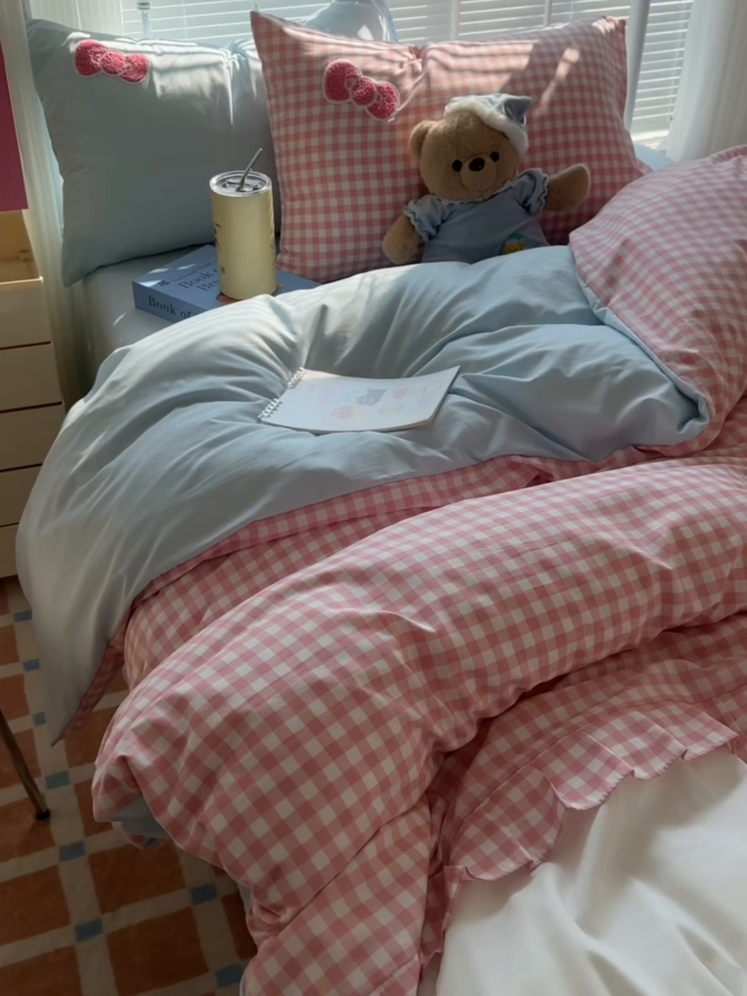 91家纺网 家纺一手货源 找家纺 子钦家纺 2025云朵棉水洗棉新款花边拼接毛巾绣床单床笠床裙四件套-跳舞的小新 跳舞的小新-粉格