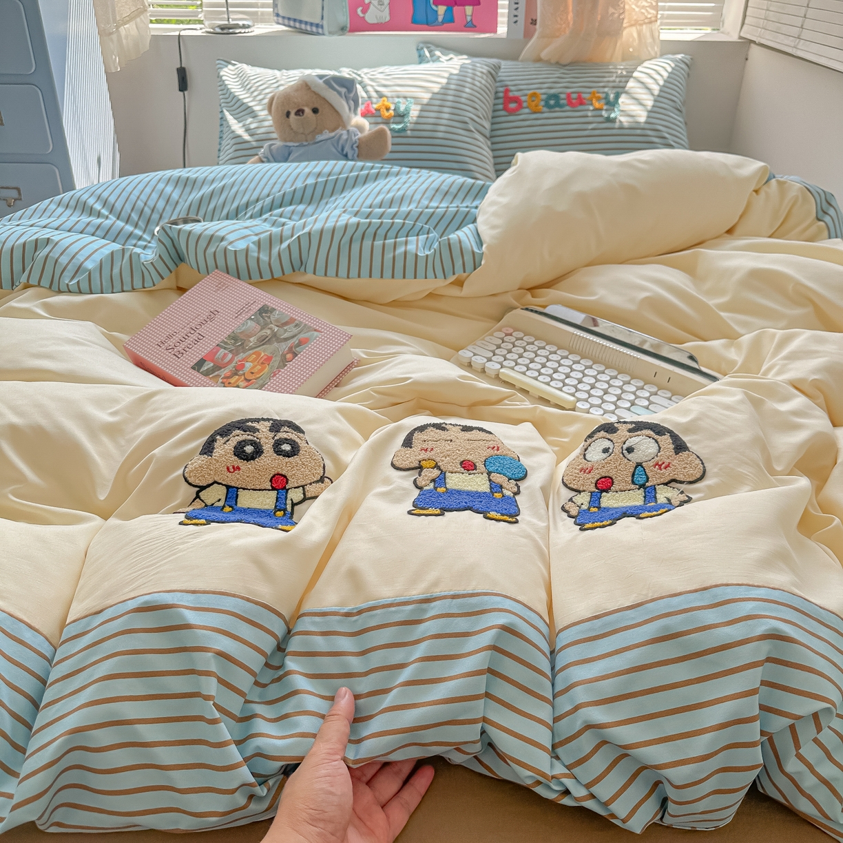 91家纺网 家纺一手货源 找家纺 子钦家纺 2025新款云朵棉水洗棉毛巾绣拼接拼角床单床笠四件套-调皮大王 调皮大王-蓝色细条小新