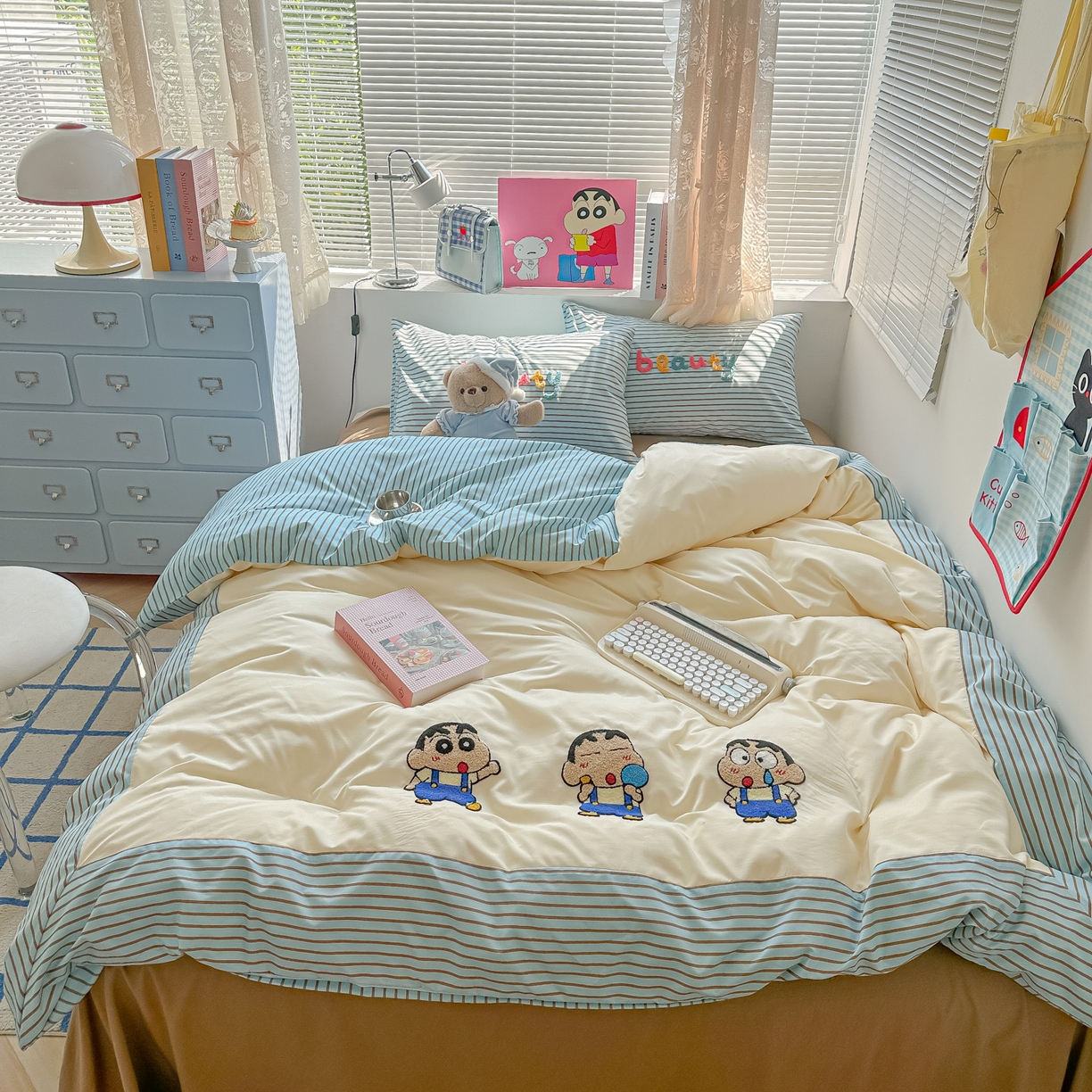 91家纺网 家纺一手货源 找家纺 子钦家纺 2025新款云朵棉水洗棉毛巾绣拼接拼角床单床笠四件套-调皮大王 调皮大王-蓝色细条小新