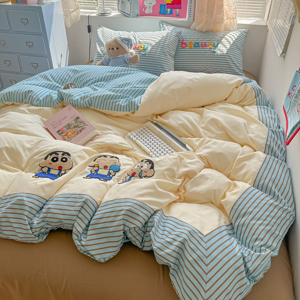 91家纺网 家纺一手货源 找家纺 子钦家纺 2025新款云朵棉水洗棉毛巾绣拼接拼角床单床笠四件套-调皮大王 调皮大王-蓝色细条小新