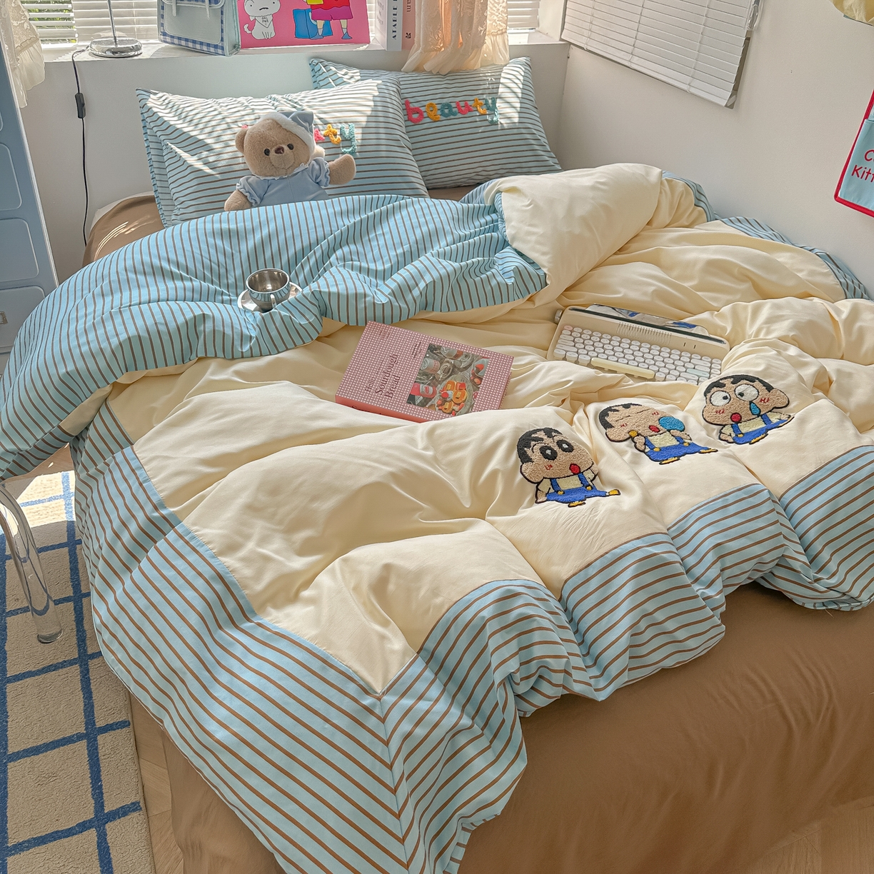 91家纺网 家纺一手货源 找家纺 子钦家纺 2025新款云朵棉水洗棉毛巾绣拼接拼角床单床笠四件套-调皮大王 调皮大王-蓝色细条小新