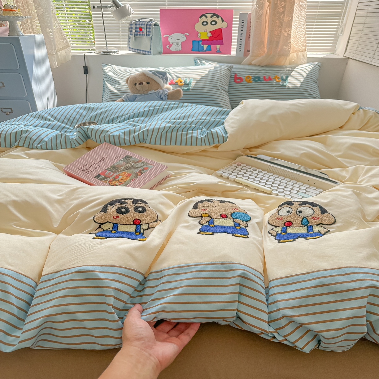 91家纺网 家纺一手货源 找家纺 子钦家纺 2025新款云朵棉水洗棉毛巾绣拼接拼角床单床笠四件套-调皮大王 调皮大王-蓝色细条小新