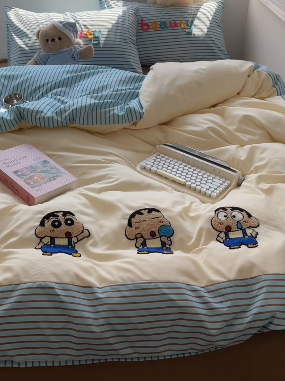 91家纺网 家纺一手货源 找家纺 子钦家纺 2025新款云朵棉水洗棉毛巾绣拼接拼角床单床笠四件套-调皮大王 调皮大王-蓝色细条小新