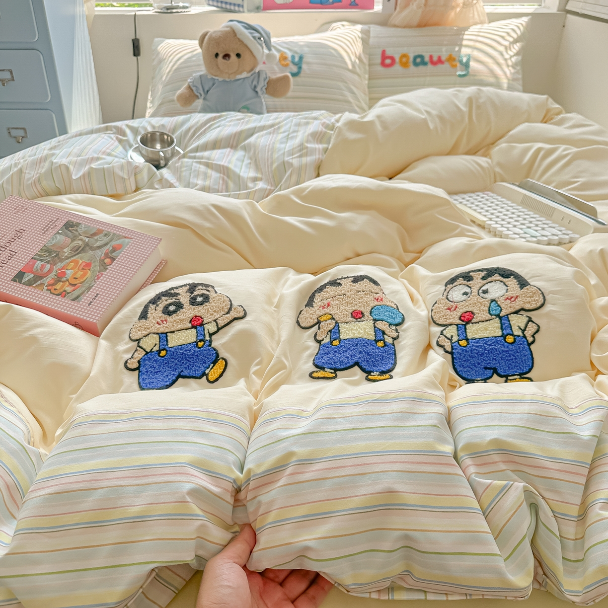 91家纺网 家纺一手货源 找家纺 子钦家纺 2025新款云朵棉水洗棉毛巾绣拼接拼角床单床笠四件套-调皮大王 调皮大王-七彩条纹小新