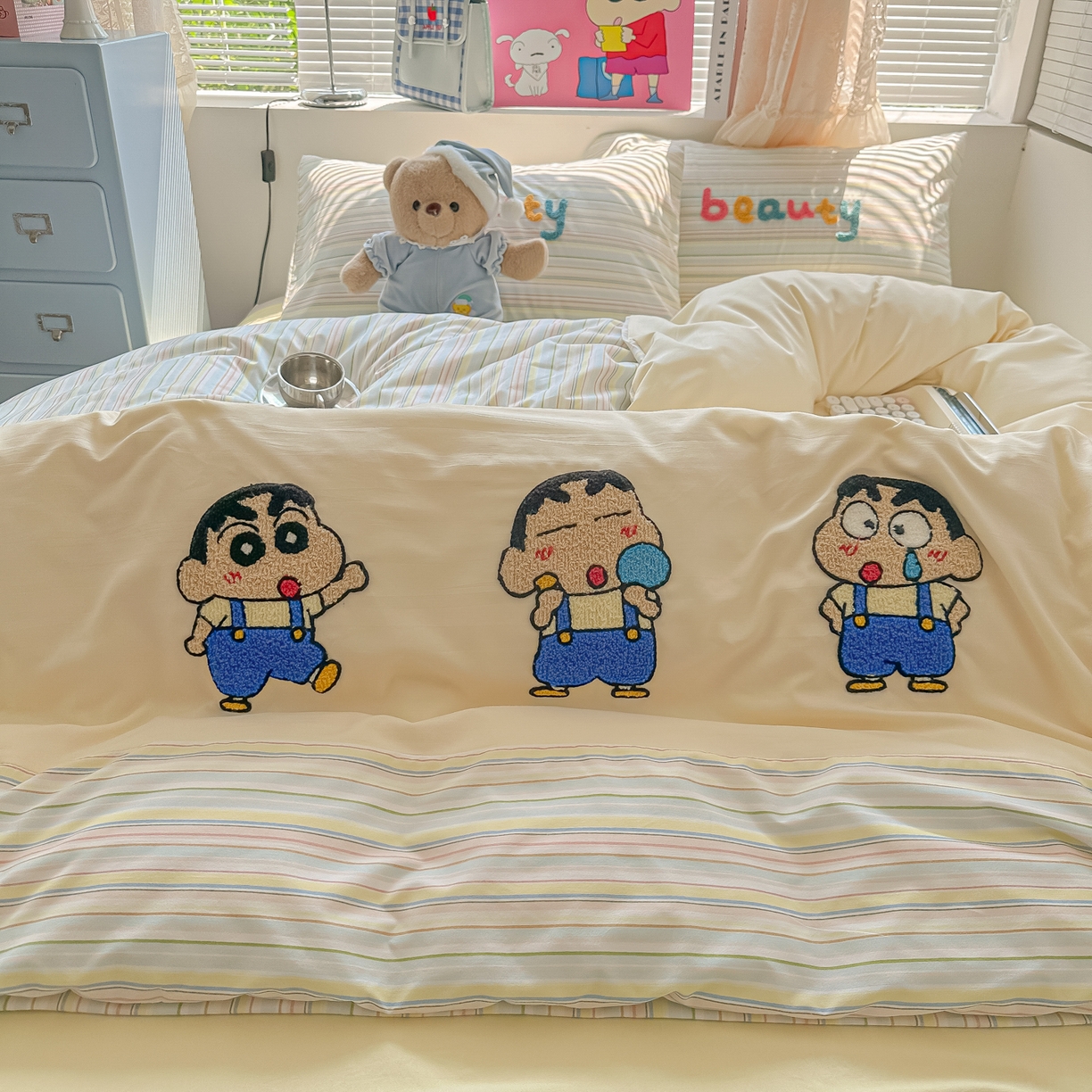 91家纺网 家纺一手货源 找家纺 子钦家纺 2025新款云朵棉水洗棉毛巾绣拼接拼角床单床笠四件套-调皮大王 调皮大王-七彩条纹小新