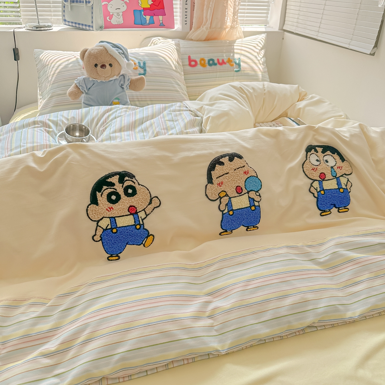 91家纺网 家纺一手货源 找家纺 子钦家纺 2025新款云朵棉水洗棉毛巾绣拼接拼角床单床笠四件套-调皮大王 调皮大王-七彩条纹小新