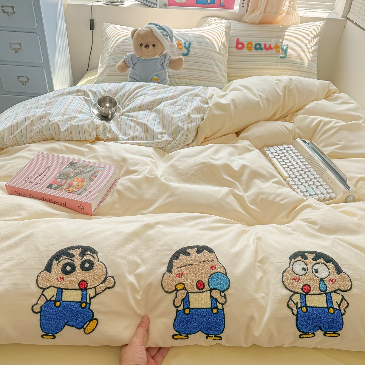 91家纺网 家纺一手货源 找家纺 子钦家纺 2025新款云朵棉水洗棉毛巾绣拼接拼角床单床笠四件套-调皮大王 调皮大王-七彩条纹小新