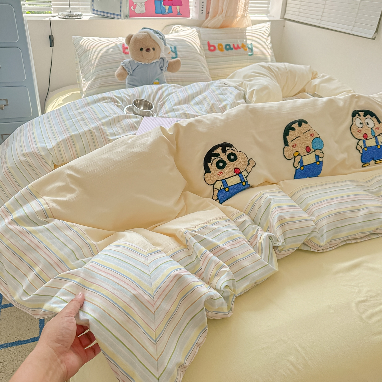 91家纺网 家纺一手货源 找家纺 子钦家纺 2025新款云朵棉水洗棉毛巾绣拼接拼角床单床笠四件套-调皮大王 调皮大王-七彩条纹小新