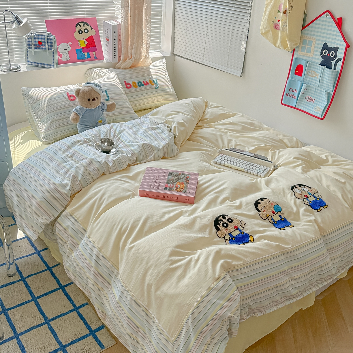 91家纺网 家纺一手货源 找家纺 子钦家纺 2025新款云朵棉水洗棉毛巾绣拼接拼角床单床笠四件套-调皮大王 调皮大王-七彩条纹小新