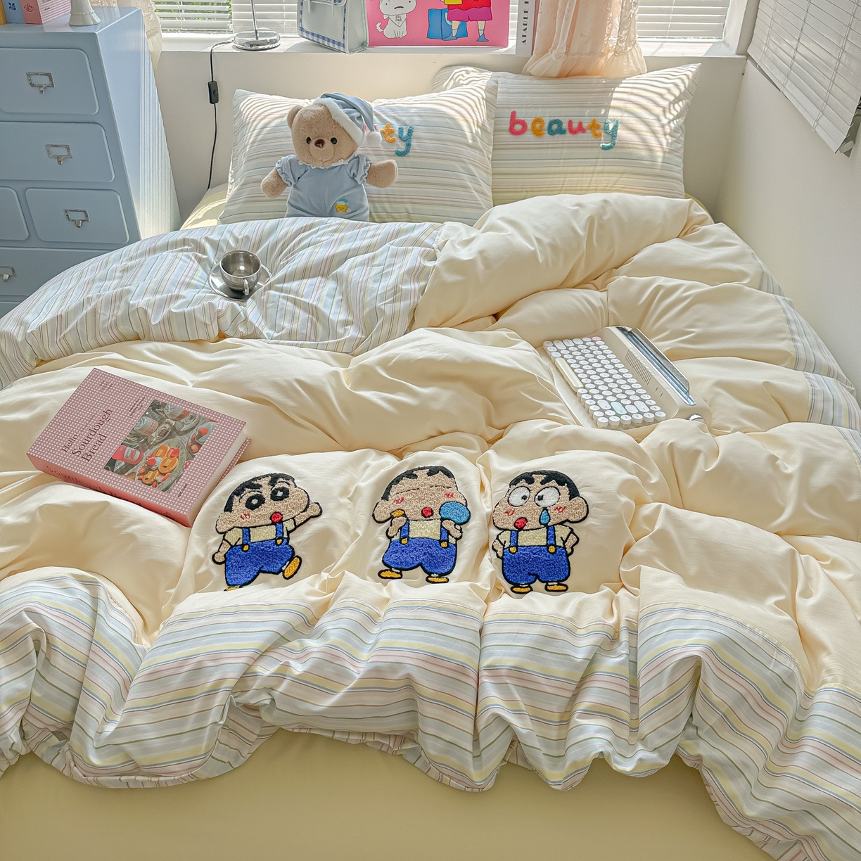 91家纺网 家纺一手货源 找家纺 子钦家纺 2025新款云朵棉水洗棉毛巾绣拼接拼角床单床笠四件套-调皮大王 调皮大王-七彩条纹小新