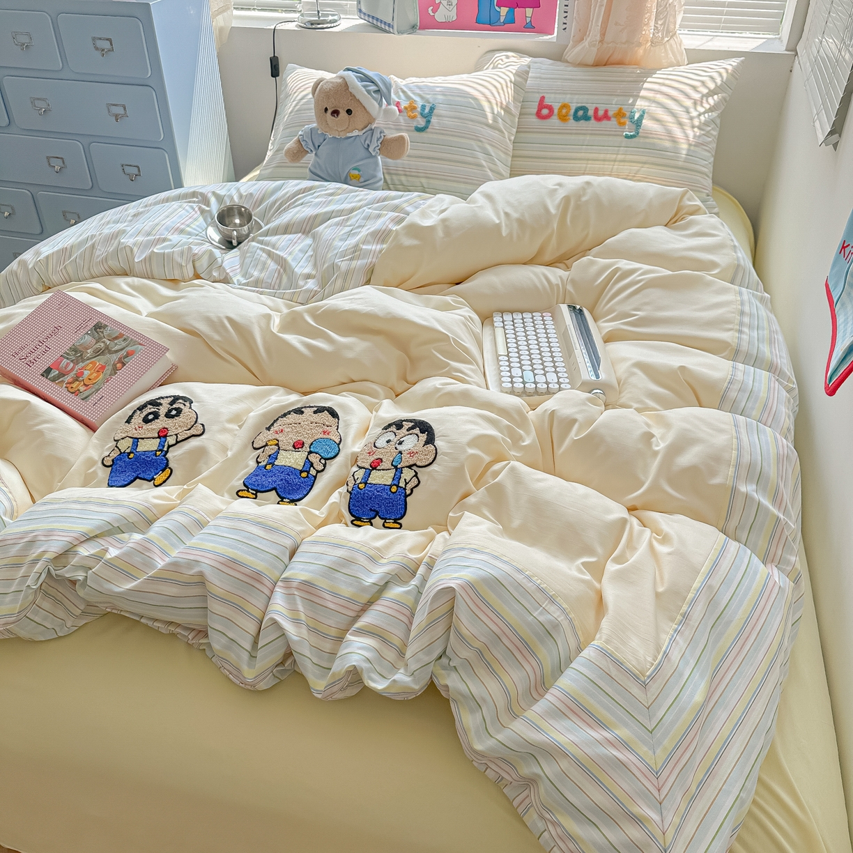 91家纺网 家纺一手货源 找家纺 子钦家纺 2025新款云朵棉水洗棉毛巾绣拼接拼角床单床笠四件套-调皮大王 调皮大王-七彩条纹小新